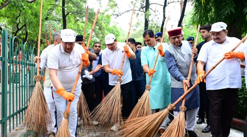 मुख्यमंत्री ने स्वयं झाड़ू लगाकर दिया स्वच्छता का संदेश