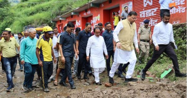 मुख्यमंत्री ने प्रभावितों के बीच पहुंचकर पोछे आंसू, कहा पूरा राज्य आपके साथ खड़ा