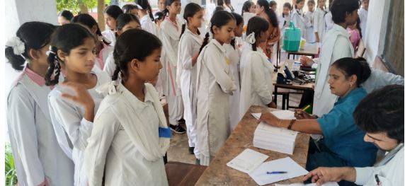 एमकेपी इंटर कॉलेज में श्री महंत इन्दिरेश अस्पताल ने करवाया निःशुल्क स्वास्थ्य शिविर