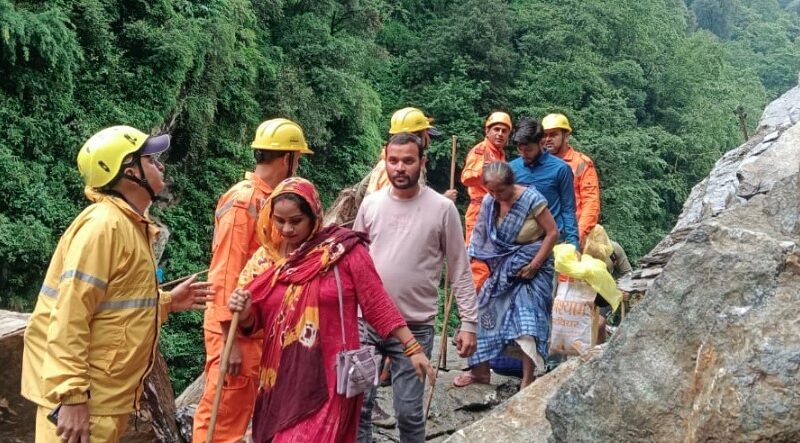 श्री केदारनाथ धाम यात्रा सुचारु रूप से जारी, सुरक्षा बलों की निगरानी में श्रद्धालुओं का मार्ग पार कराना जारी