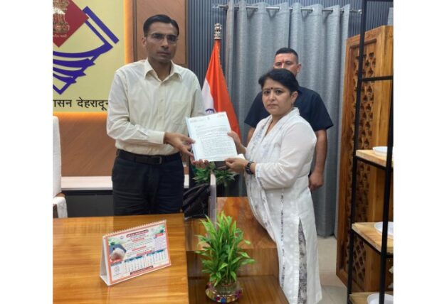 कारगी कूड़ा यार्ड हटाने को लेकर महिला कांग्रेस की मांग तेज, जिलाधिकारी को सौंपा ज्ञापन