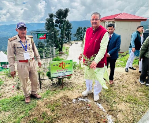 कैबिनेट मंत्री गणेश जोशी ने भराड़ीसैंण परिसर में किया पौधारोपण