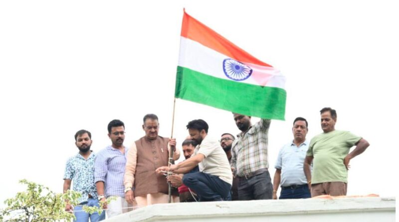 कैबिनेट मंत्री गणेश जोशी ने ‘हर घर तिरंगा’ अभियान के अंतर्गत अपने शासकीय आवास पर फहराया तिरंगा 
