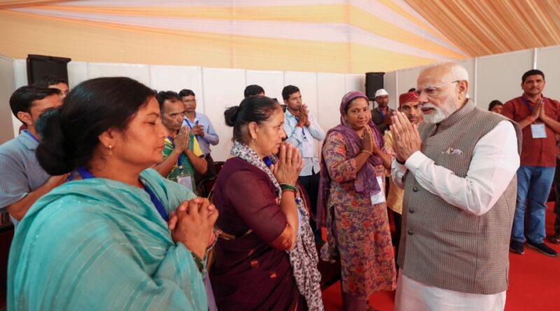 धराली आपदा पीड़ितों से मिले पीएम मोदी, हरसंभव मदद का दिया भरोसा