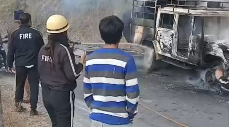  चलती पिकअप में अचानक लगी आग, मचा हड़कंप