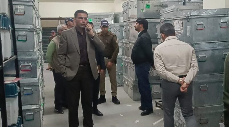 जिलाधिकारी सविन बंसल ने EVM–VVPAT वेयरहाउस का त्रैमासिक निरीक्षण किया