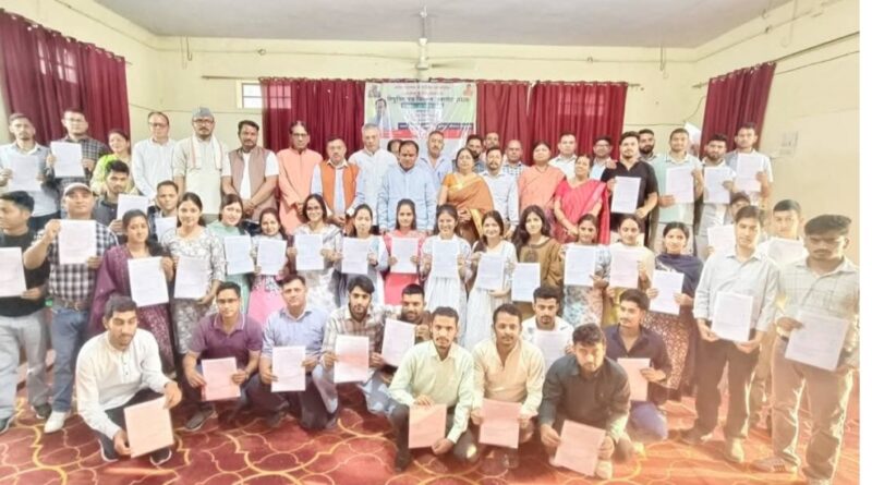 कैबिनेट मंत्री डॉ. धन सिंह रावत ने चयनित 44 कनिष्ठ सहायकों को सौंपे नियुक्ति पत्र